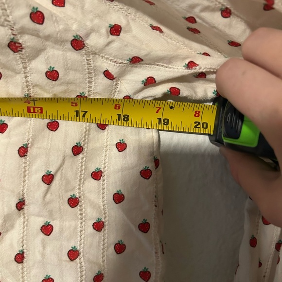 & OTHER STORIES
Print Ruffled Collar Blouse In White W. Tiny Strawberry Print - Picture 9 of 12